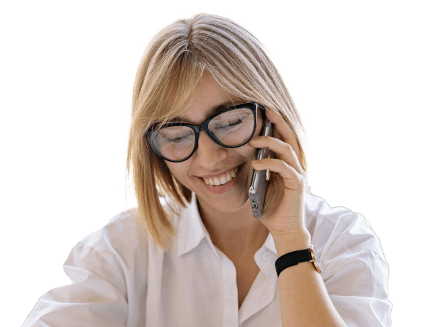 Uśmiechnięta konsultantka doradzająca klientowi przez telefon